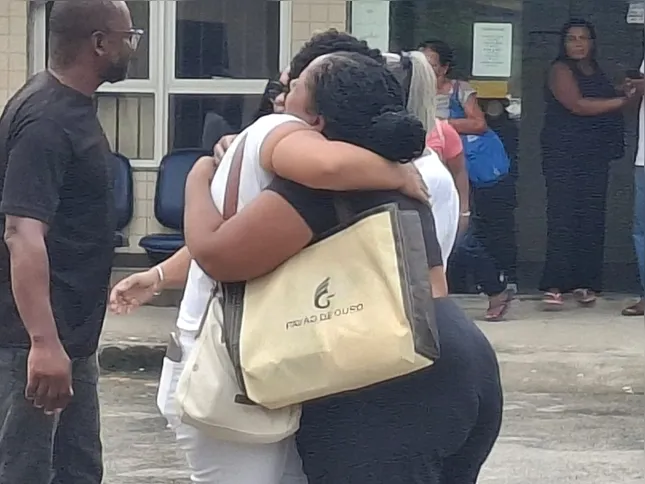 Familiares estiveram no IML nesta manhã de sexta