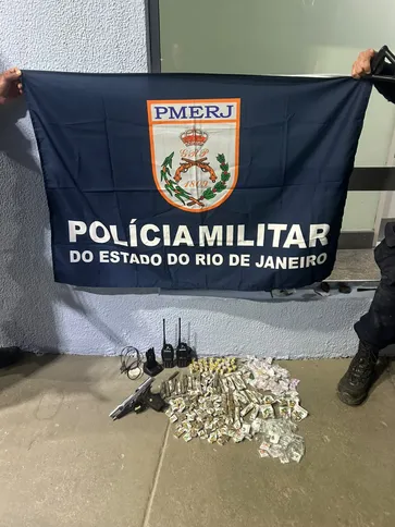 Policiais apreenderam uma pistola calibre 9 mm, drogas e um rádio transmissor