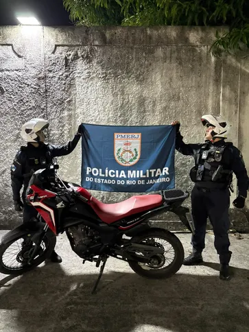 Fi verificado que o condutor estava evadido do Degase e possuía um mandado de prisão em aberto.