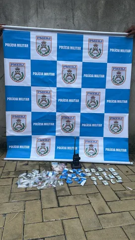 Na ação, foram apreendidos 94 invólucros de maconha, 16 pinos de cocaína, 13 pedras de crack e R$ 102,25 em espécie