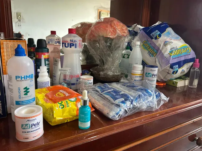 “O médico vem, troca a sonda, faz o atendimento. Isso eu não posso negar. Mas os materiais básicos não têm. Se eu não comprar, não tem curativo, não tem tratamento”