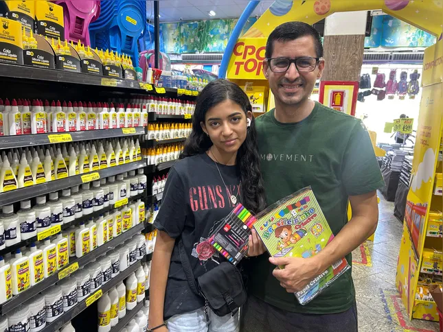 Eduardo Pontes e a filha Laura Matos encontraram variedade nos produtos que procuraram