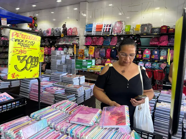 Patrícia da Silva está comprando o material escolar das filhas