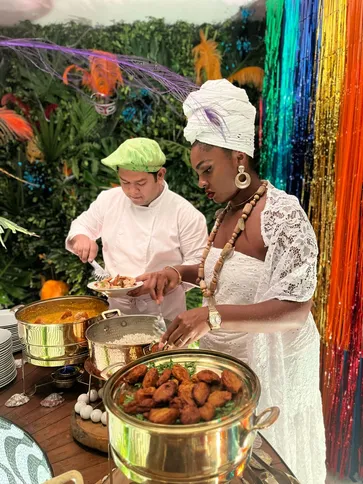 A cozinheira Ariana Marçal explica que a culinária é uma das principais formas de resistência e preservação cultural, mantendo vivo o modo de cozinhar do povo preto