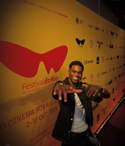 O ator Fumassa Alves vê a arte como uma ferramenta de transformação social, capaz de resgatar o passado e dar voz às histórias do povo negro