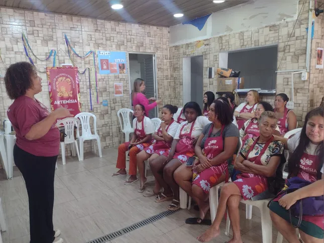 Leila Araujo, a primeira mulher negra a presidir o CEDIM-RJ, foca em projetos que resgatam saberes ancestrais, como a agricultura e saboaria para a autonomia feminina