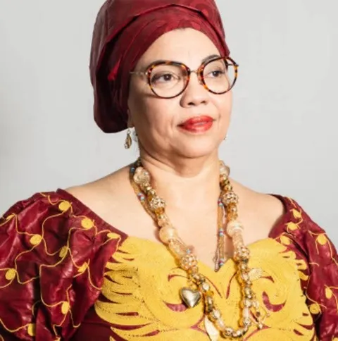 A Mãe Márcia d’Oxum trabalha para a disseminação do conhecimento das religiões de matriz africana, combatendo o preconceito através de livros e rodas de conversa