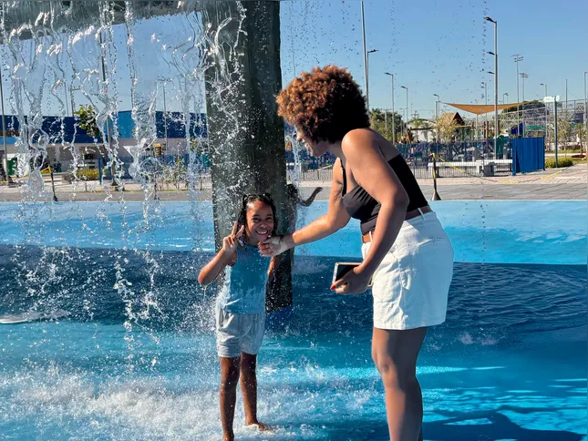 Rauana Moraes e a filha, Eloá, aproveitam a cascata do Parque RJ Nosso Sonho durante as férias escolares