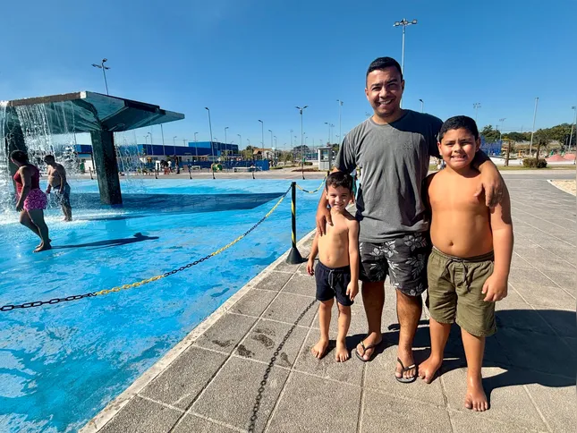 Ralphe Mendes e os filhos, Benício e Miguel, aproveitam as diversas atrações do Parque RJ Nosso Sonho durante as férias escolares