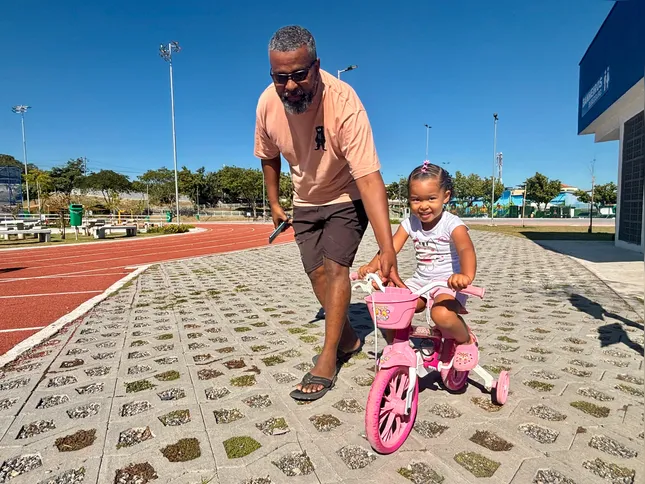 A pista de atletismo é uma opção para as crianças correrem, brincarem e praticarem atividades físicas ao ar livre