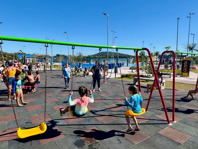 Espaço gratuito reúne playground, cascata, quadras esportivas, pista de skate e outras atrações que ajudam a manter as crianças longe das telas durante o recesso escolar