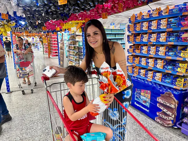 Rayane Moreno prioriza a alegria do filho, mas pesquisa preços