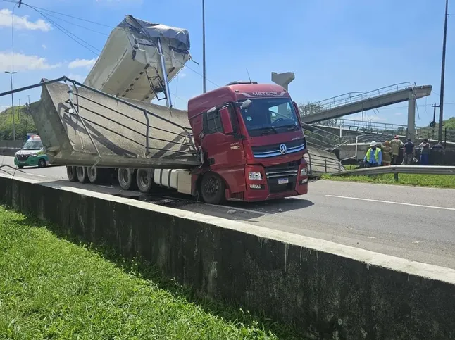 Um veículo de grande porte colidiu com a estrutura