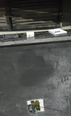 Proprietário da pastelaria mostra fiação roubada