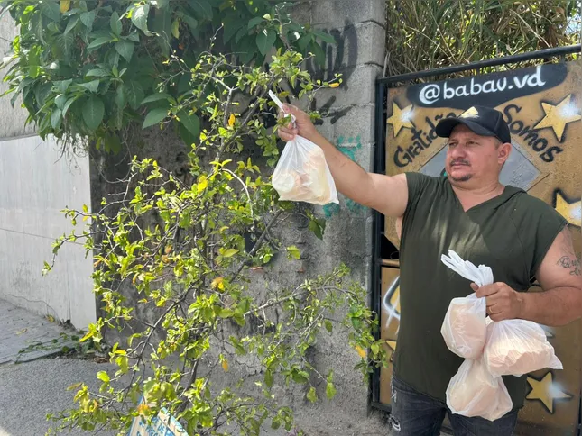 Sensibilizado após ver um homem revirando o lixo, Charles criou o projeto que já inspirou moradores de outros bairros e cidades