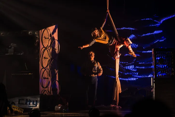 A montagem tem direção de Cátia Costa e dramaturgia de Helena Hamam