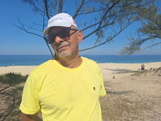 A distribuição gratuita de protetor solar conquista a aprovação de moradores e turistas
