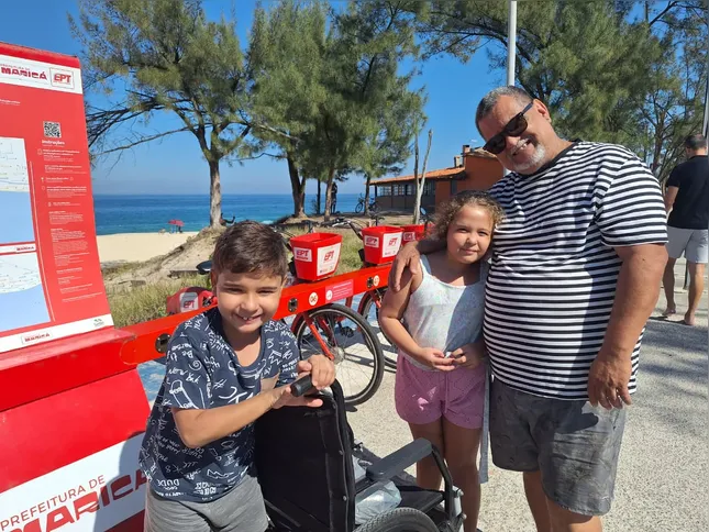 Benício de Souza, de 7 anos, gosta de passar protetor solar para se proteger do sol