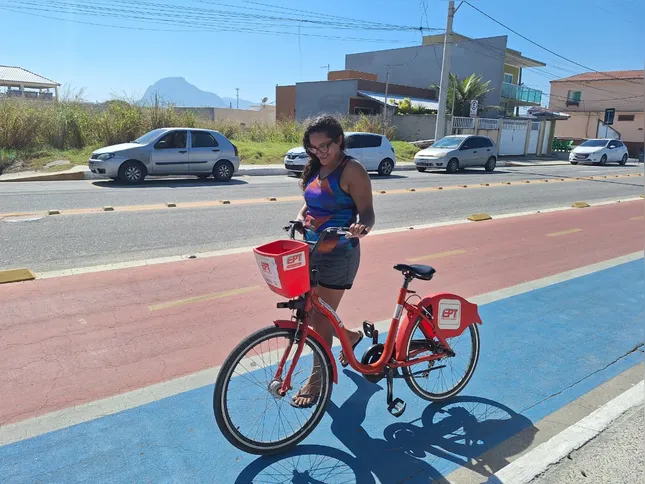 As bicicletas vermelinhas gratuitas incentiva pessoas a aprenderem a andar de bicicleta