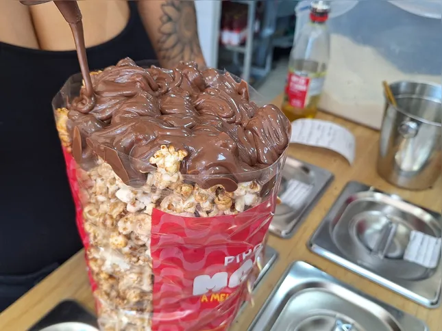 Pipoca doce com cobertura de chocolote