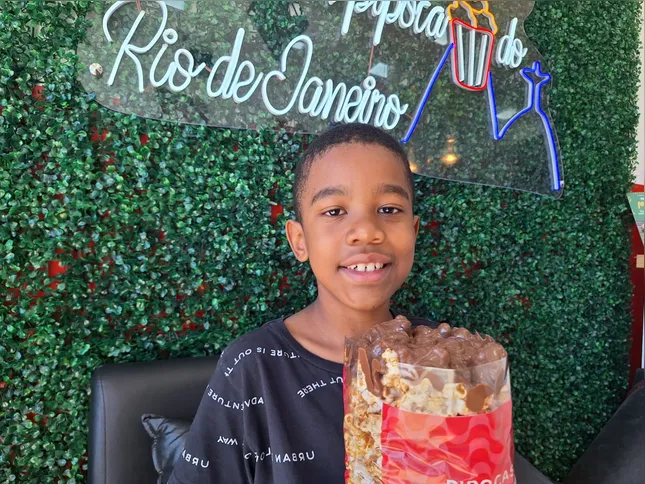 Edson, de 9 anos, comenta que sua pipoca favorita é de chocolate