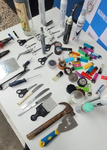 Policiais militares apreenderam 82 objetos perfurocortantes
