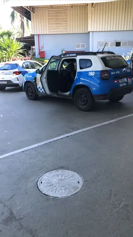 Durante a ação, o policial militar de serviço foi atingido por um disparo de arma de fogo no ombro.
