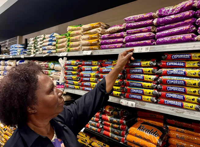 Luciene Queiroz afirma que passou a comprar apenas o feijão em promoção para manter o alimento no cardápio da família