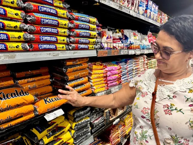 Leila Gonçalves conta que reduziu o consumo de feijão durante o período de alta e agora sente o impacto dos novos preço