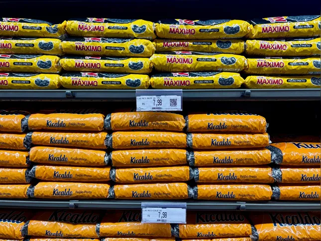 Consumidores relatam dificuldade para manter o alimento no carrinho de compras após sucessivos aumentos.