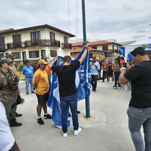 Imagem ilustrativa da imagem Prefeito garante ordenamento das praias durante hasteamento da Bandeira Azul no Peró