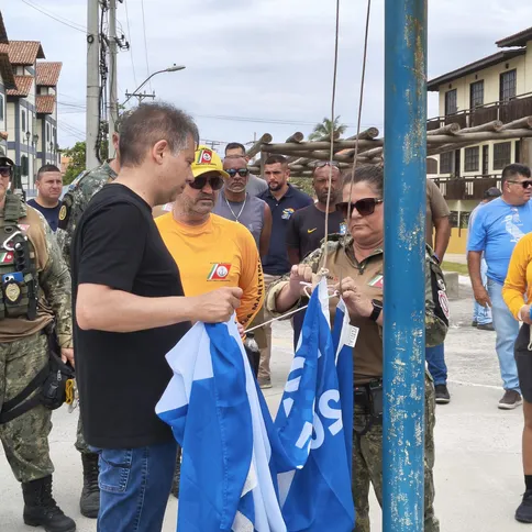 Imagem ilustrativa da imagem Prefeito garante ordenamento das praias durante hasteamento da Bandeira Azul no Peró