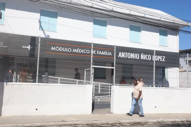 A unidade conta com três consultórios médicos, consultório odontológico, sala de vacinação, sala de curativos e procedimentos, sala de observação clínica e dispensário de medicamentos