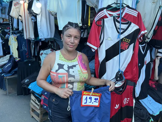 Vendedora temporária, Luciana Saraiva destaca a procura por bermudas e camisas de time entre os presentes mais buscados no período natalino