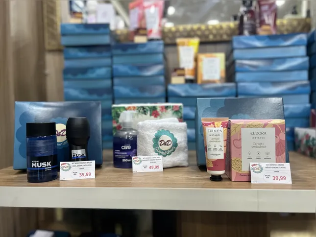 Kits de perfumes, sabonetes e hidratantes são opções acessíveis e lideram as vendas de presentes de Natal por até R$ 50 em São Gonçalo