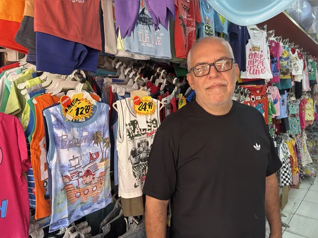 Comerciante José Antônio ressalta que roupas infantis com preços de até R$ 50 são alternativas acessíveis para presentear no Natal