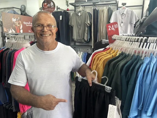 Consumidor Joel Moura dos Santos destaca a variedade de produtos e preços acessíveis para quem deseja economizar nas compras de Natal