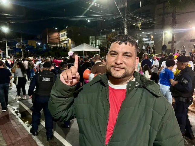 Bruno Oliveira, fiel da Igreja Nossa Senhora Aparecida, diz que acompanhar a procissão era uma tradição familiar