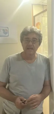 João Paulo tem cabelos grisalhos, usa óculos e, no dia do desaparecimento, vestia camiseta clara e calça escura