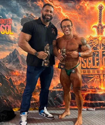 Atleta Rodrigo Araújo ao lado de Pabblo Matheus após suas conquistas nas categorias Estreantes e Bodybuilder 80kg