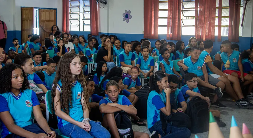 Alunos do Colégio Municipal Irene Barbosa Ornelas, no Jardim Catarina, durante apresentação musical de integrantes do projeto “Geração de Sons”, do Instituto Brasileiro de Música e Educação (IBME)