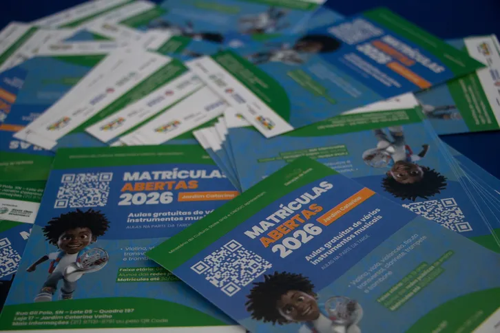 Panfletos com informações sobre inscrições para os alunos levarem para casa e compartilharem com os pais