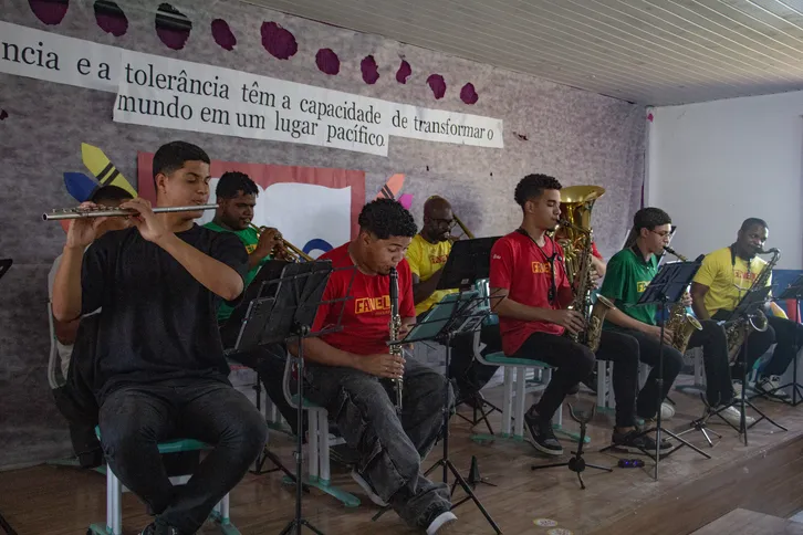 Integrantes do Instituto Brasileiro de Música e Educação (IBME), durante apresentação no Colégio Municipal Irene Barbosa Ornelas