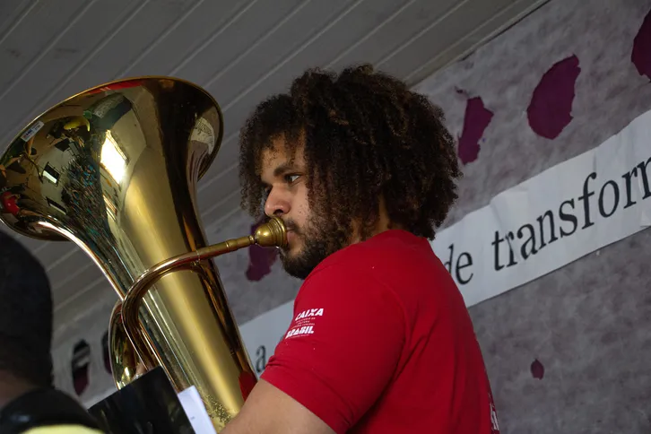 O projeto apresenta os instrumentos para os estudantes durante apresentação musical