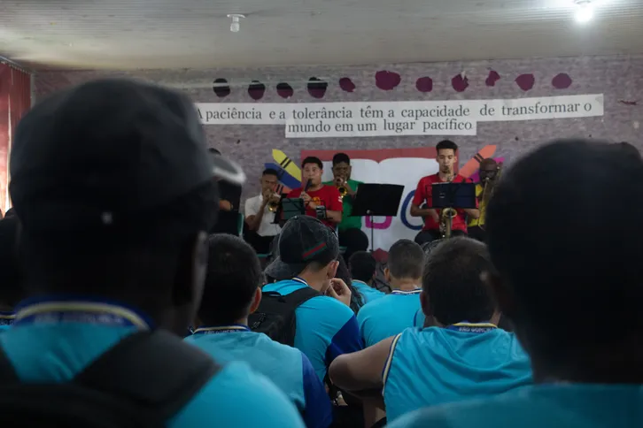 Alunos do Colégio Municipal Irene Barbosa Ornelas conhecendo o projeto “Geração de Sons”