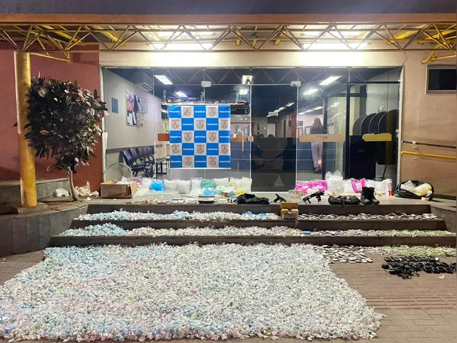 Após o confronto, um homem de 31 anos foi encontrado ferido no local, com uma pistola calibre .40 em sua posse