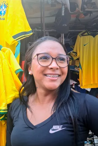 A vendedora Stephany Plácido, de 21 anos deposita sua esperança na juventude de Endrick