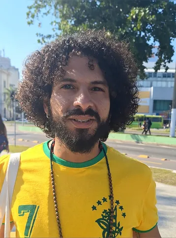 Thiago Costa da Silva, tem 31 anos, trabalha como contador de histórias no Rio e acredita que o Vini vai ser o craque da seleção