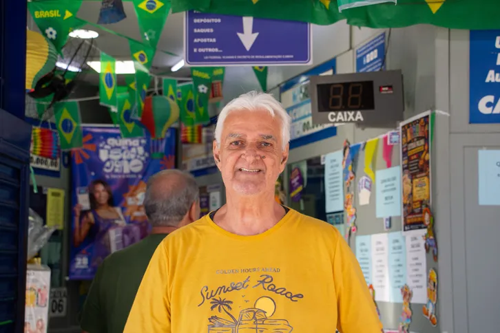 O aposentado Paulo César, de 72 anos, prefere escolher os números com antecedência e planeja ajudar familiares e pessoas em situação de necessidade caso seja premiado
