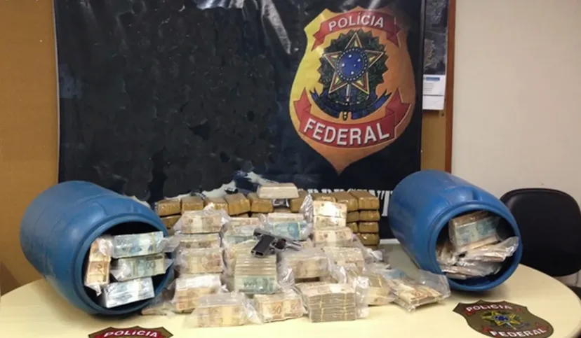 Fortuna apreendida no Morro da Mangueira em 2014: R$ 3,5 milhões, eram de 'Rabicó', segundo a Polícia Federal